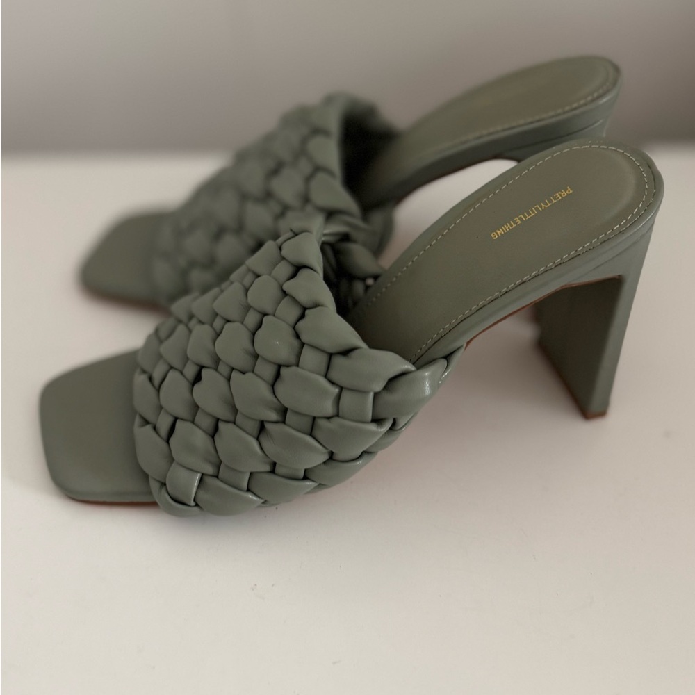 Stylish heeled sandles
